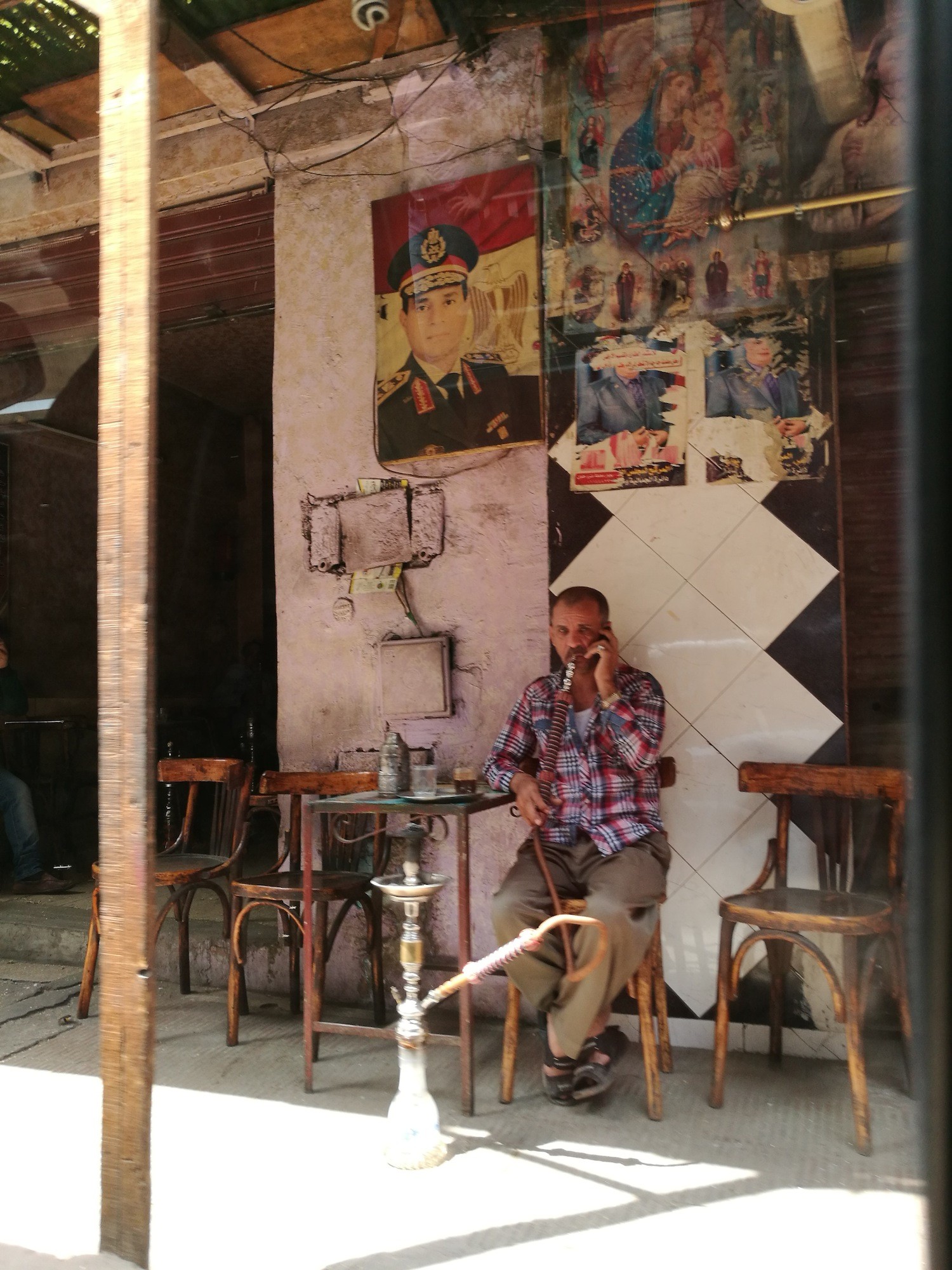 Mokattam City小巷里咖啡馆前吸水烟的男人。相比大马，水烟在埃及是比较普遍的，到处可见。